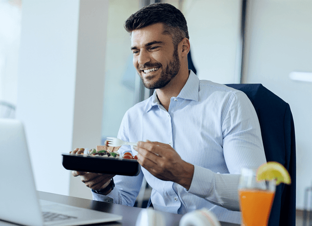 Cliente com refeição saudável